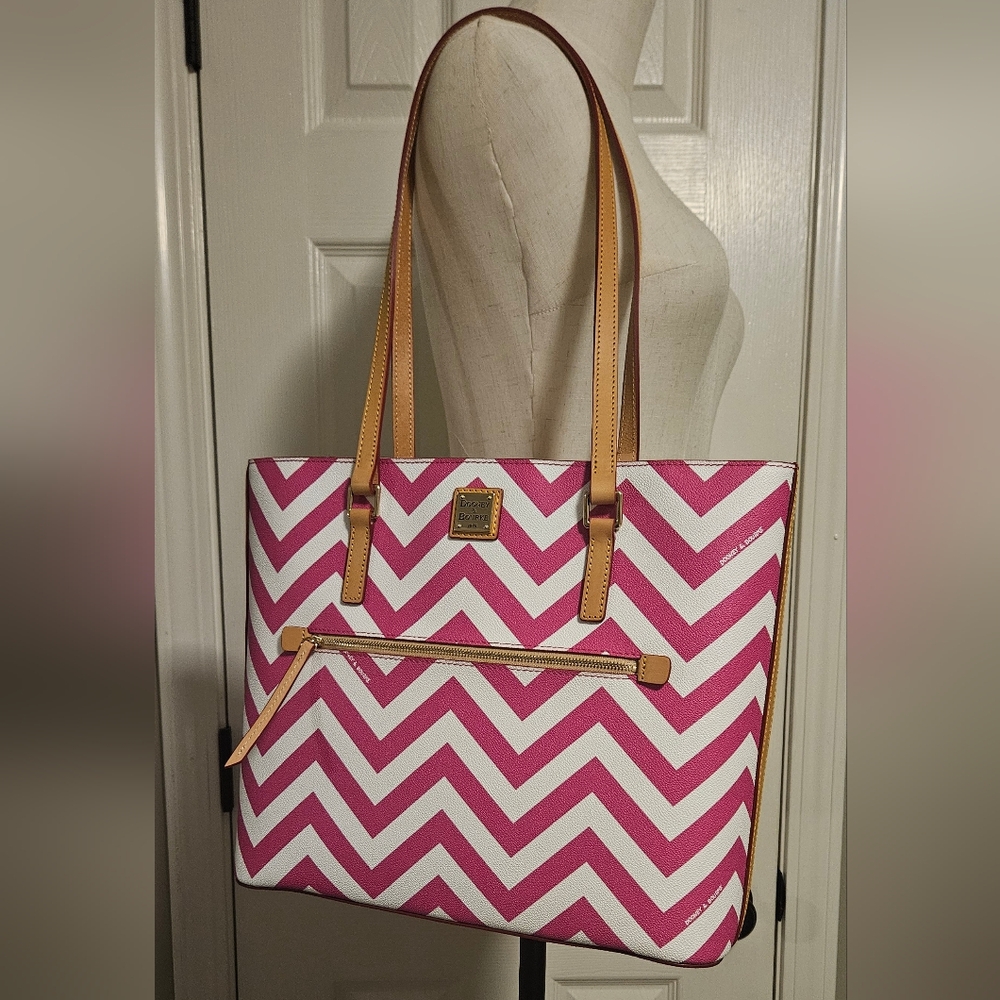 NWT Dooney & Bourke Large Shopper Tote W/ Zipper Closure: Fuchsia/White Chevron